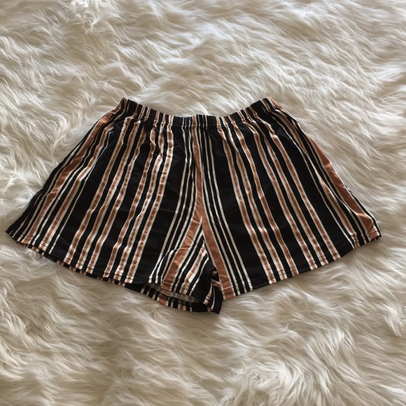 HIGH WAISTED STRIPED SHORTS - Picture 1 of 2